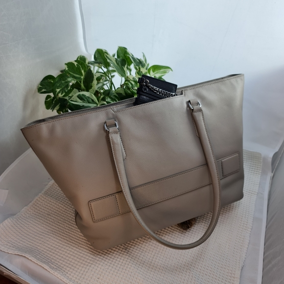 Tumi leather 'Carolina Voyageur' laptop tote and travel bag - Picture 4 of 10